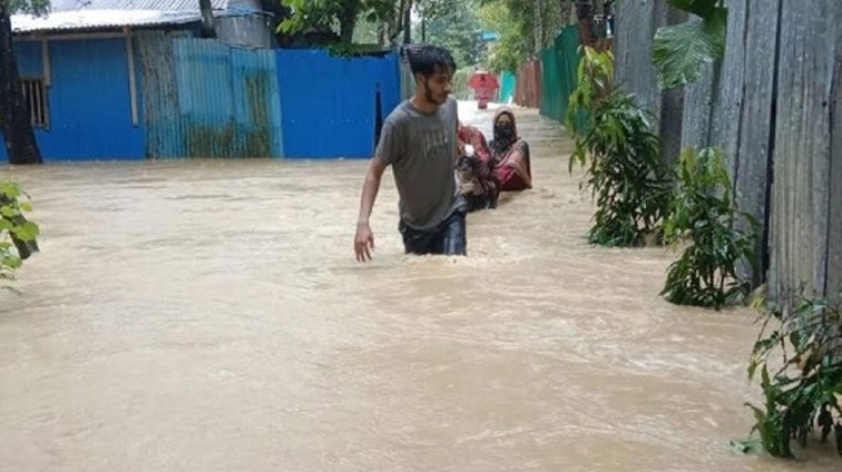 হাটহাজারী উপজেলার হালদার বাঁধ ভেঙে কয়েকটি এলাকা প্লাবিত